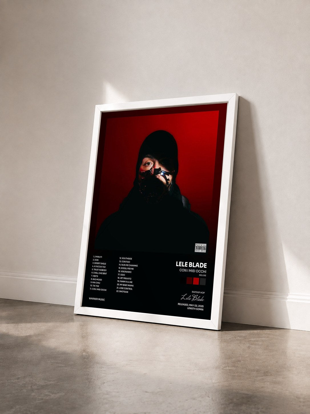 #blanc Tableau de l'album CON I MIEI OCCHI (Deluxe) de Lele Blade vu de trois quarts, cadre blanc