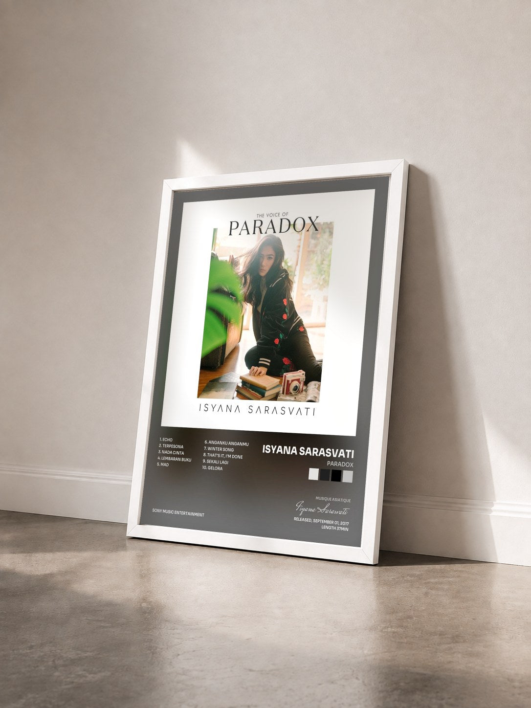 #blanc Tableau de l'album Paradox de Isyana Sarasvati vu de trois quarts, cadre blanc
