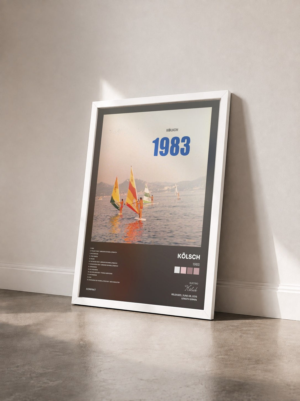 #blanc Tableau de l'album 1983 de Kölsch vu de trois quarts, cadre blanc