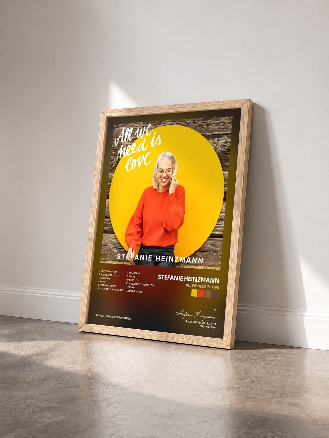 #bois Tableau de l'album All We Need Is Love de Stefanie Heinzmann vu de trois quarts, cadre en bois brut