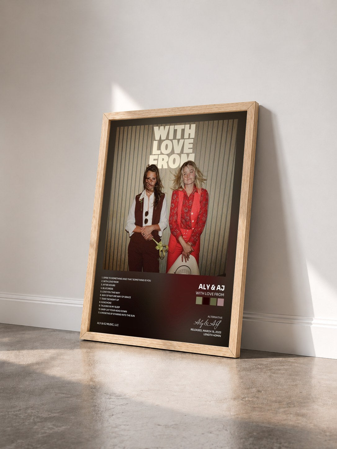 #bois Tableau de l'album With Love From de Aly & AJ vu de trois quarts, cadre en bois brut