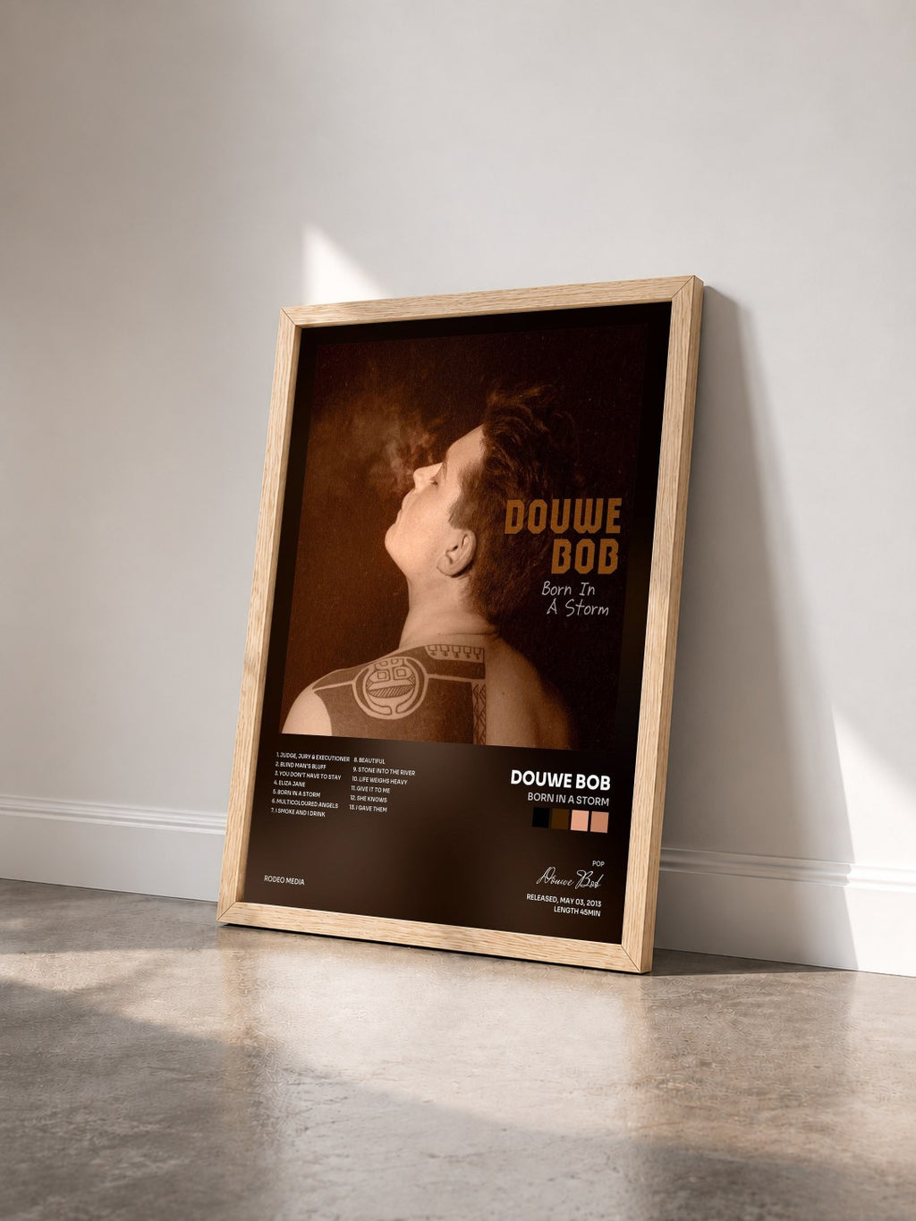 #bois Tableau de l'album Born In A Storm de Douwe Bob vu de trois quarts, cadre en bois brut