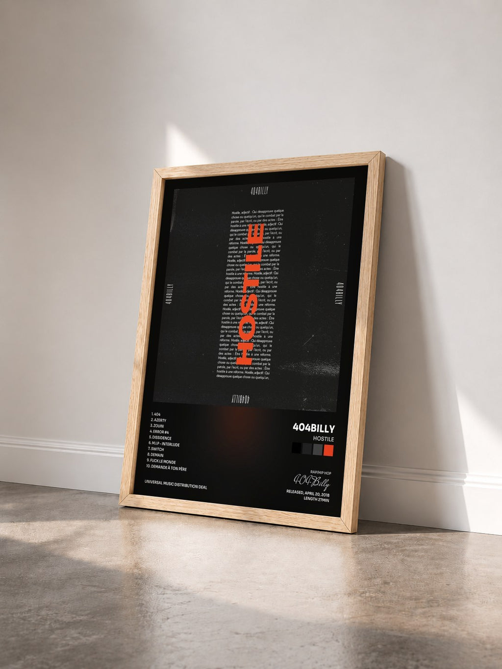 #bois Tableau de l'album Hostile de 404Billy vu de trois quarts, cadre en bois brut
