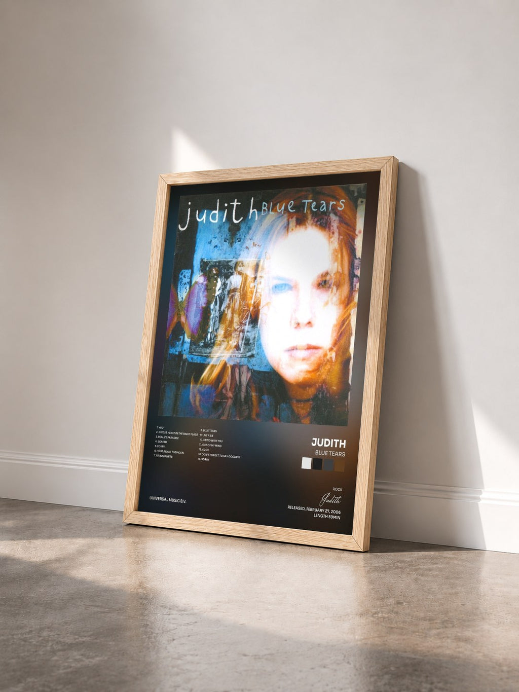 #bois Tableau de l'album Blue Tears de Judith vu de trois quarts, cadre en bois brut
