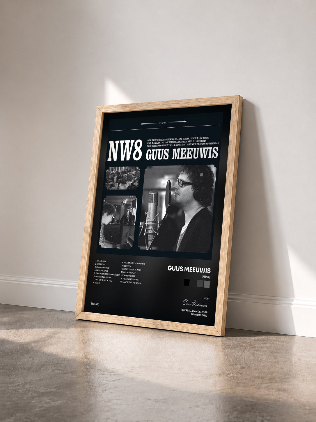 #bois Tableau de l'album NW8 de Guus Meeuwis vu de trois quarts, cadre en bois brut