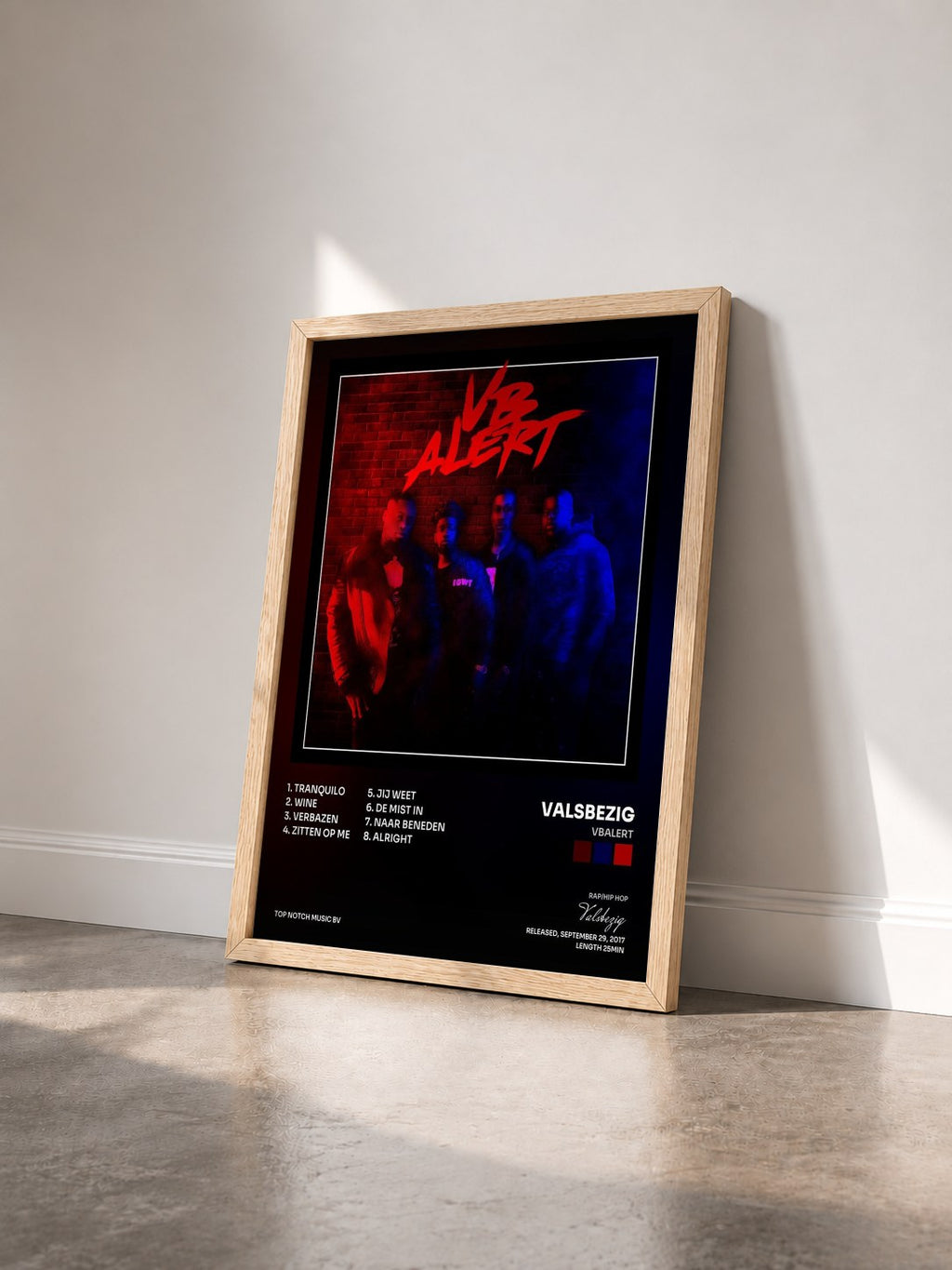 #bois Tableau de l'album VBALERT de Valsbezig vu de trois quarts, cadre en bois brut