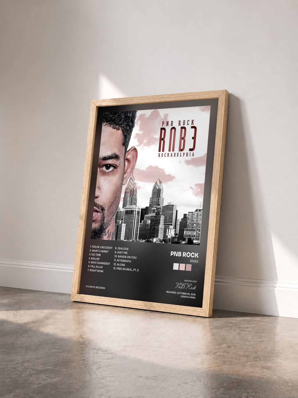 #bois Tableau de l'album RNB3 de PnB Rock vu de trois quarts, cadre en bois brut
