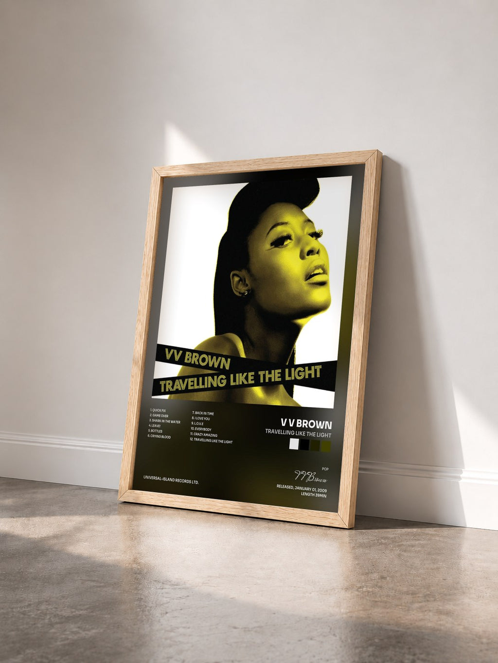 #bois Tableau de l'album Travelling Like The Light de V V Brown vu de trois quarts, cadre en bois brut