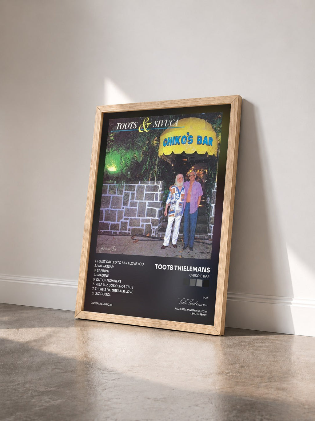 #bois Tableau de l'album Chiko's Bar de Toots Thielemans vu de trois quarts, cadre en bois brut