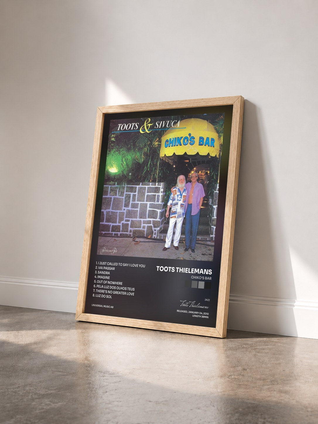 #bois Tableau de l'album Chiko's Bar de Toots Thielemans vu de trois quarts, cadre en bois brut