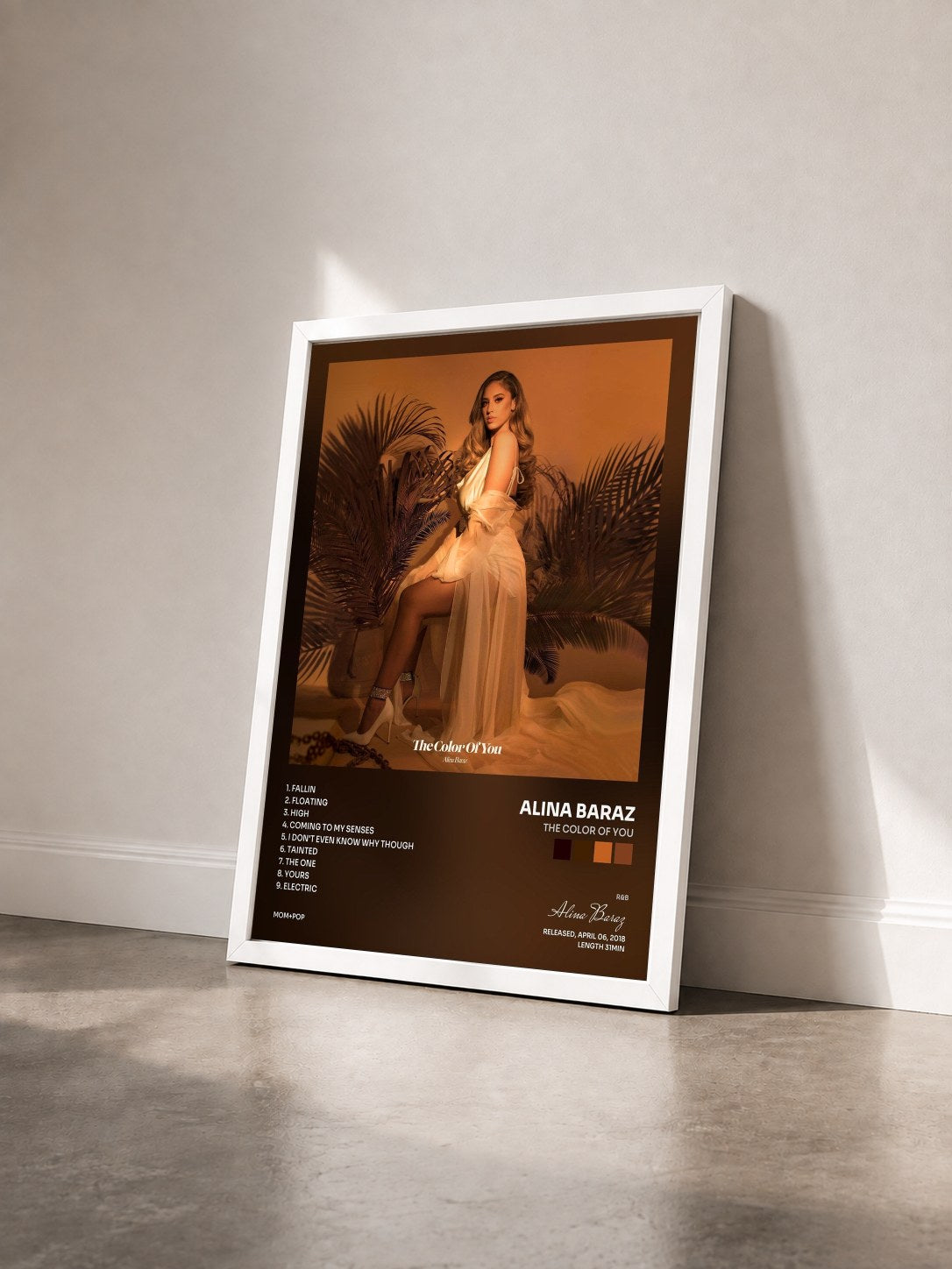 #blanc Tableau de l'album The Color Of You de Alina Baraz vu de trois quarts, cadre blanc