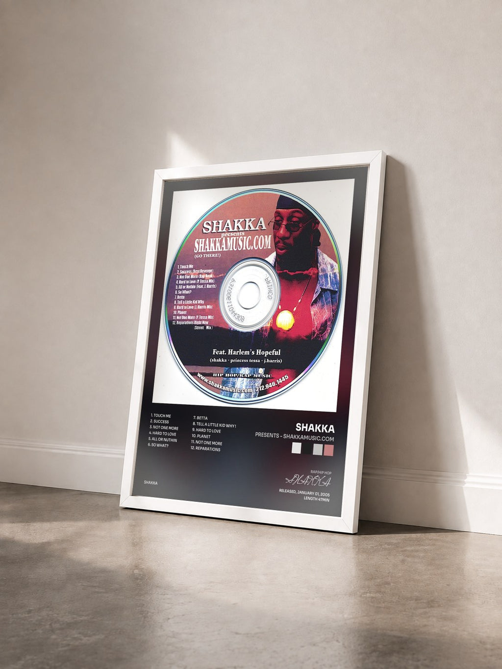 #blanc Tableau de l'album presents - SHAKKAMUSIC.COM de SHAKKA vu de trois quarts, cadre blanc