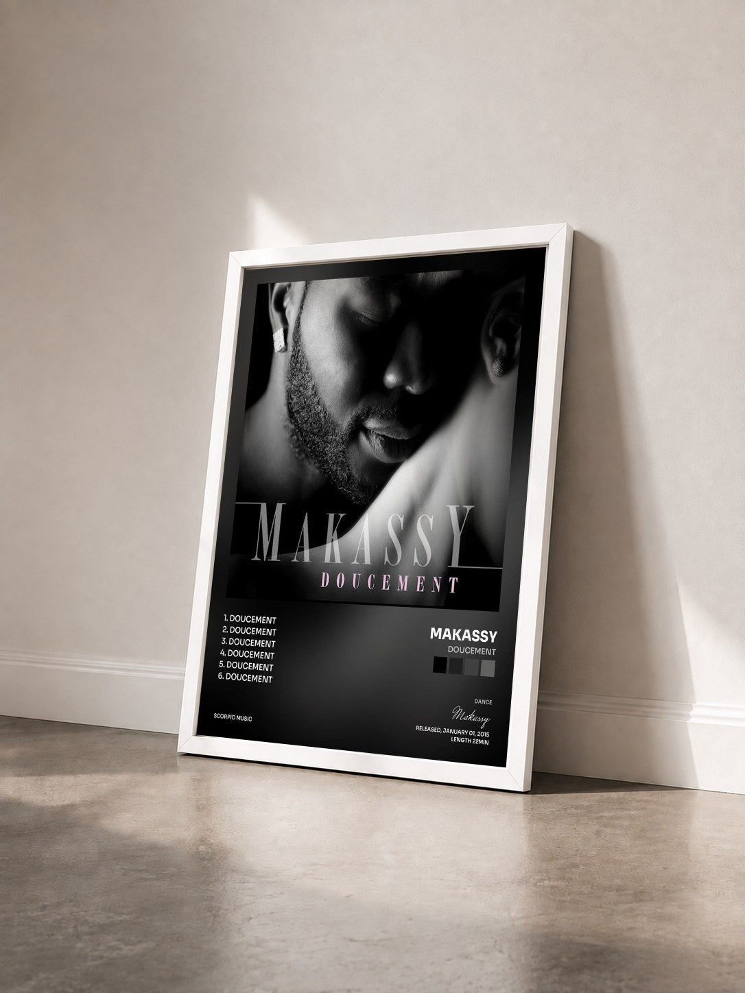 #blanc Tableau de l'album Doucement de Makassy vu de trois quarts, cadre blanc