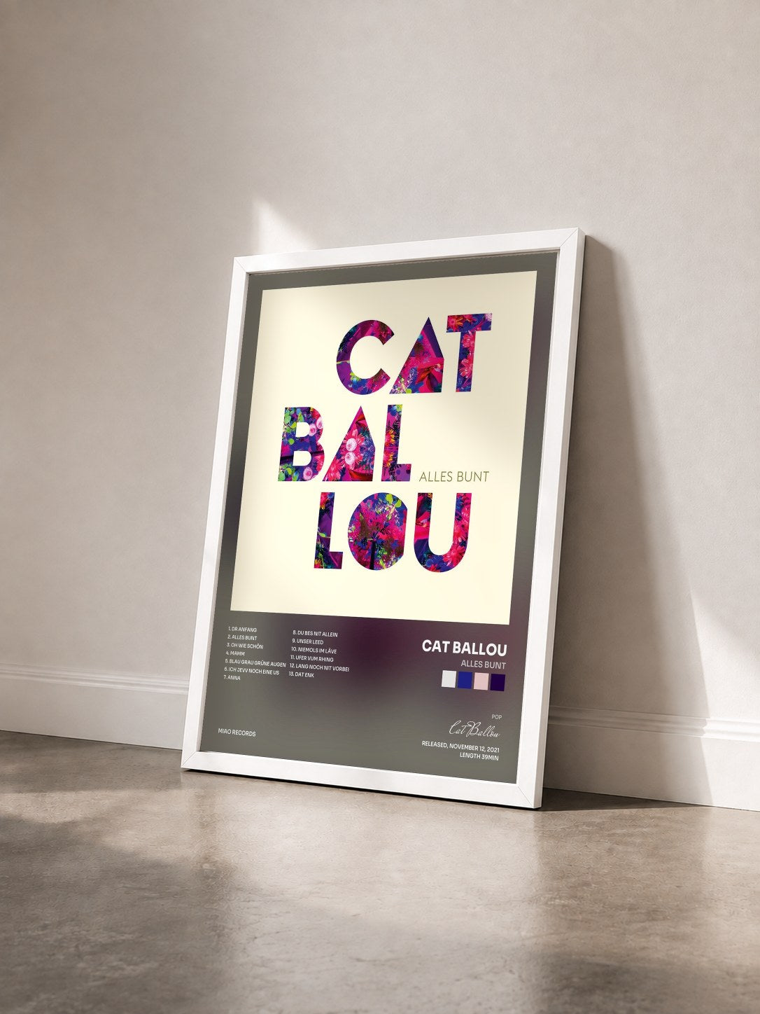 #blanc Tableau de l'album Alles bunt de Cat Ballou vu de trois quarts, cadre blanc