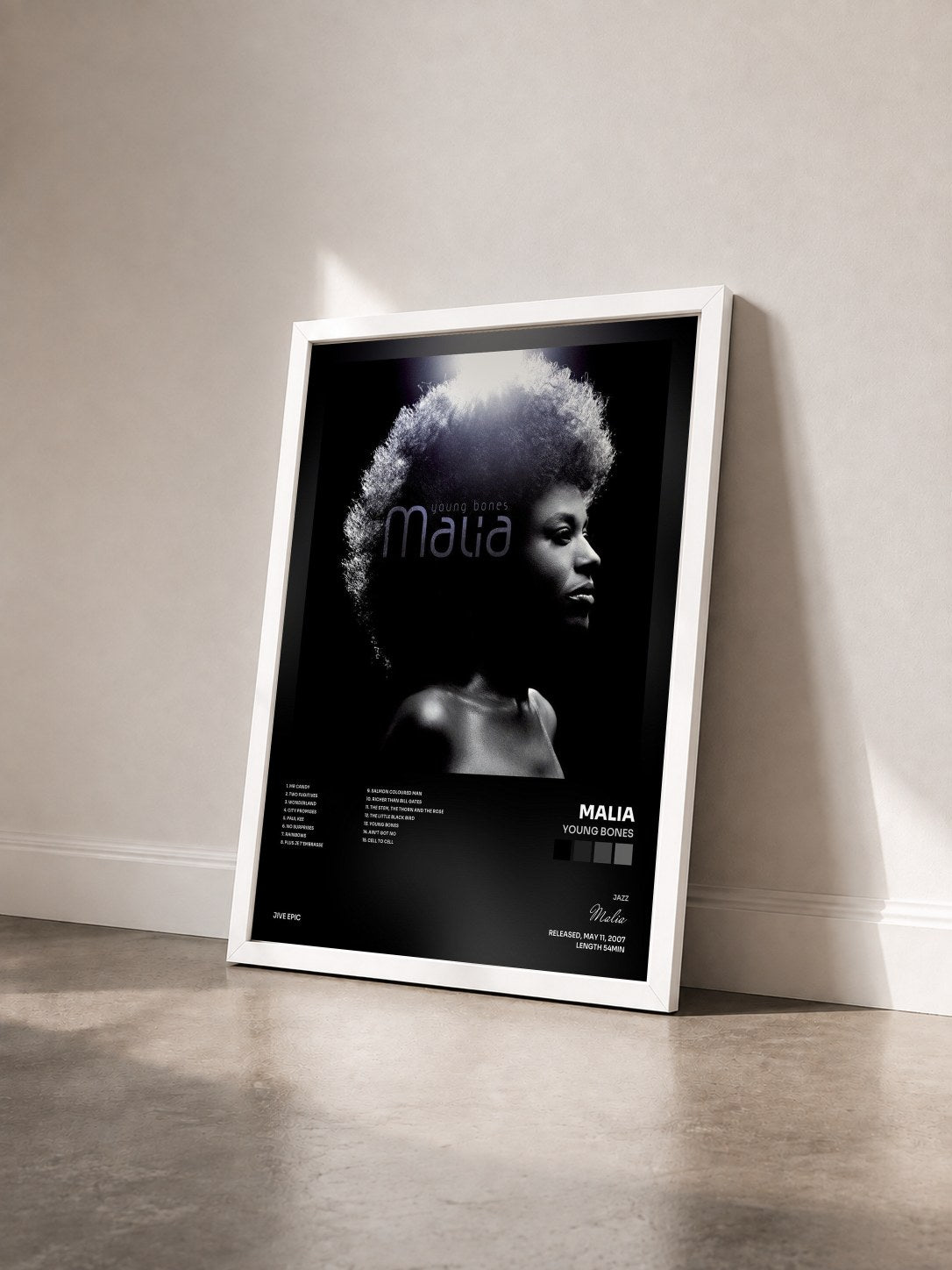 #blanc Tableau de l'album Young Bones de Malia vu de trois quarts, cadre blanc