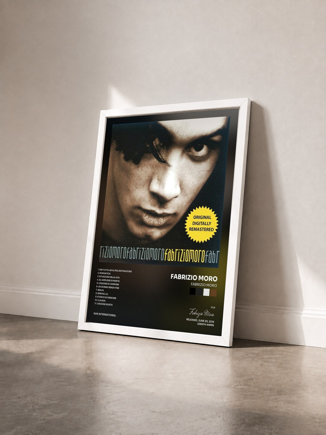#blanc Tableau de l'album Fabrizio Moro de Fabrizio Moro vu de trois quarts, cadre blanc