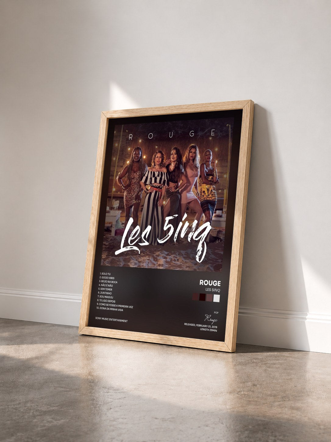 #bois Tableau de l'album Les 5inq de Rouge vu de trois quarts, cadre en bois brut