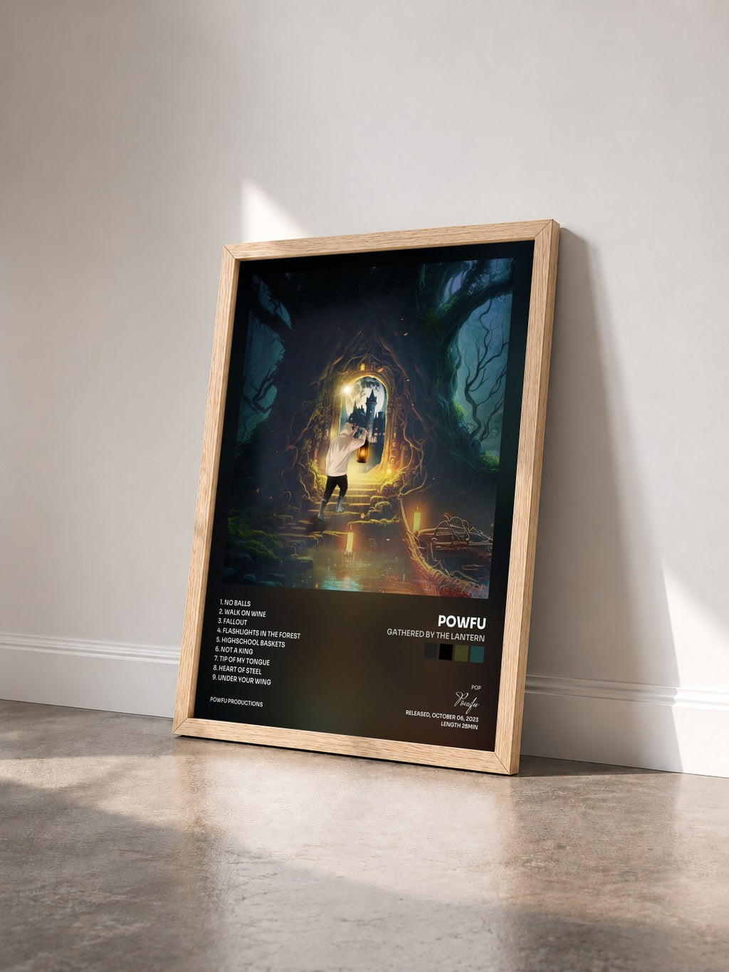 #bois Tableau de l'album Gathered By The Lantern de Powfu vu de trois quarts, cadre en bois brut