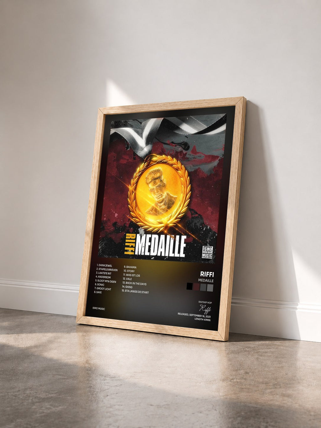 #bois Tableau de l'album Medaille de Riffi vu de trois quarts, cadre en bois brut