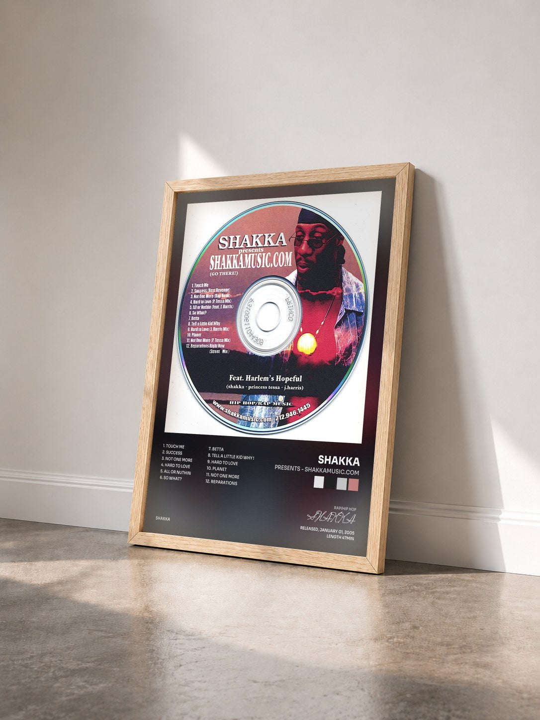 #bois Tableau de l'album presents - SHAKKAMUSIC.COM de SHAKKA vu de trois quarts, cadre en bois brut