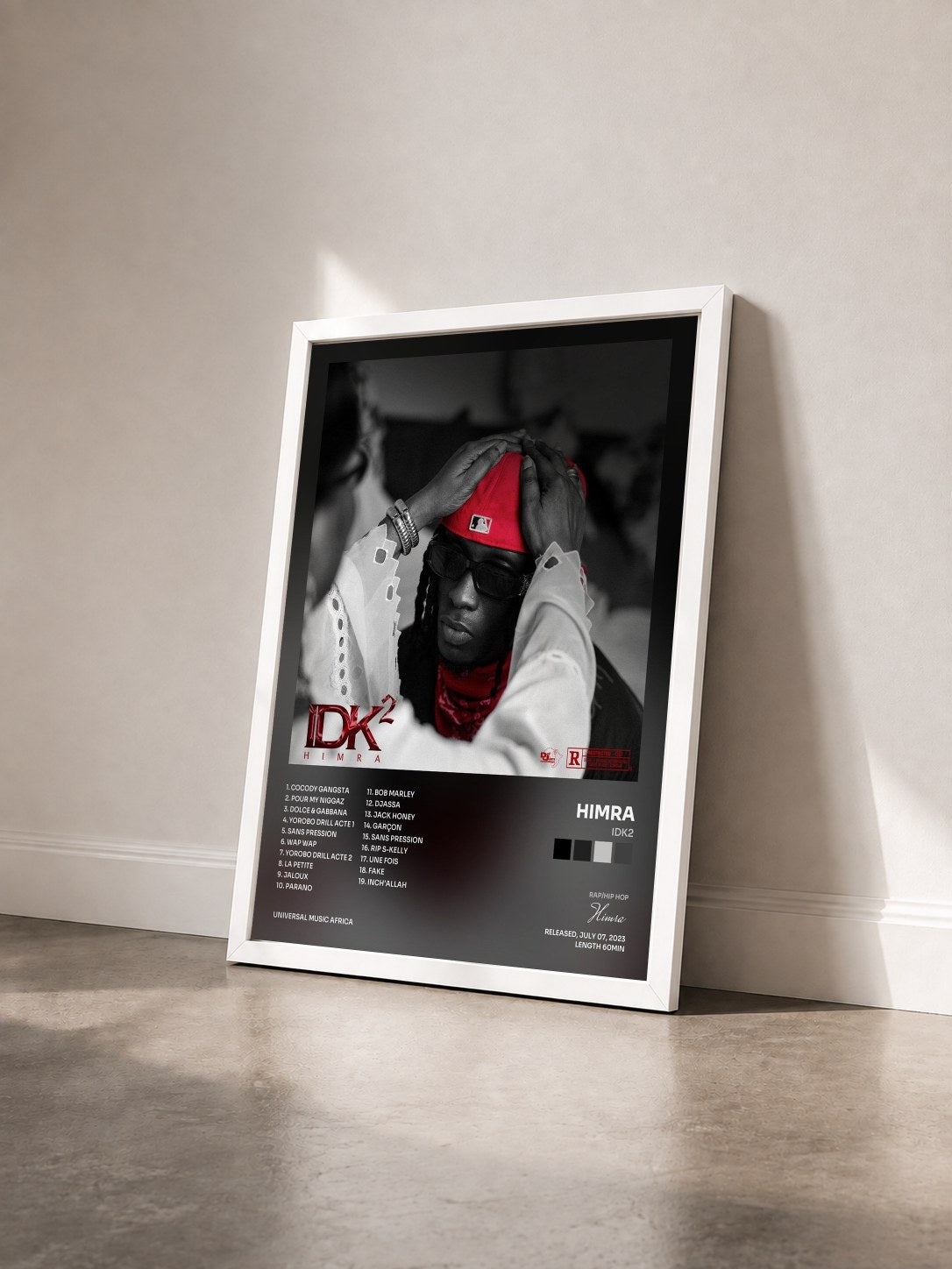 #blanc Tableau de l'album IDK2 de Himra vu de trois quarts, cadre blanc