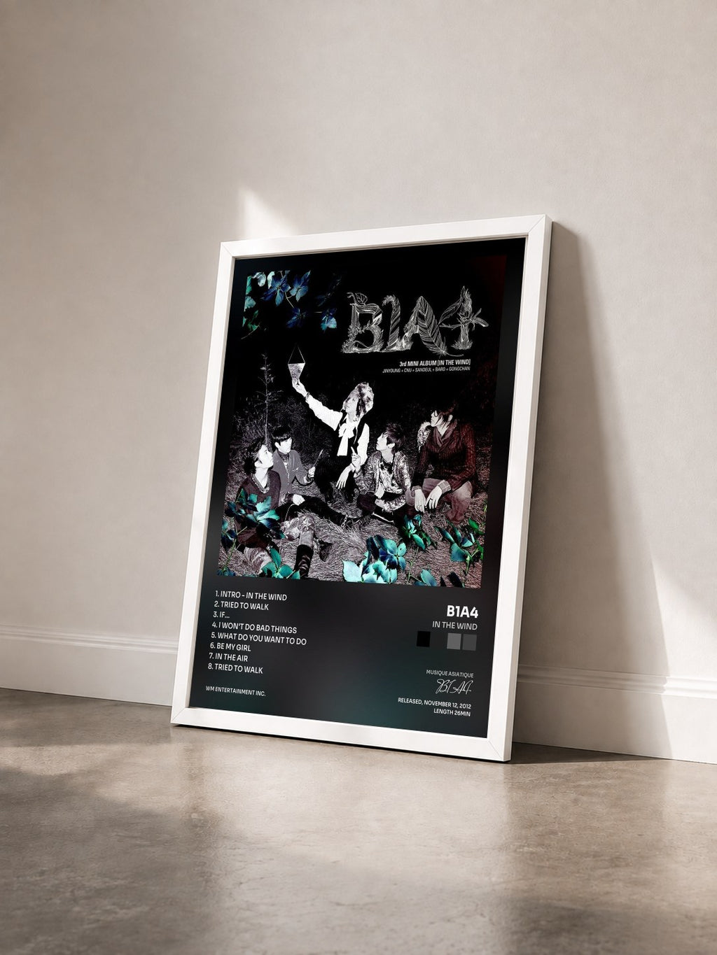#blanc Tableau de l'album IN THE WIND de B1A4 vu de trois quarts, cadre blanc