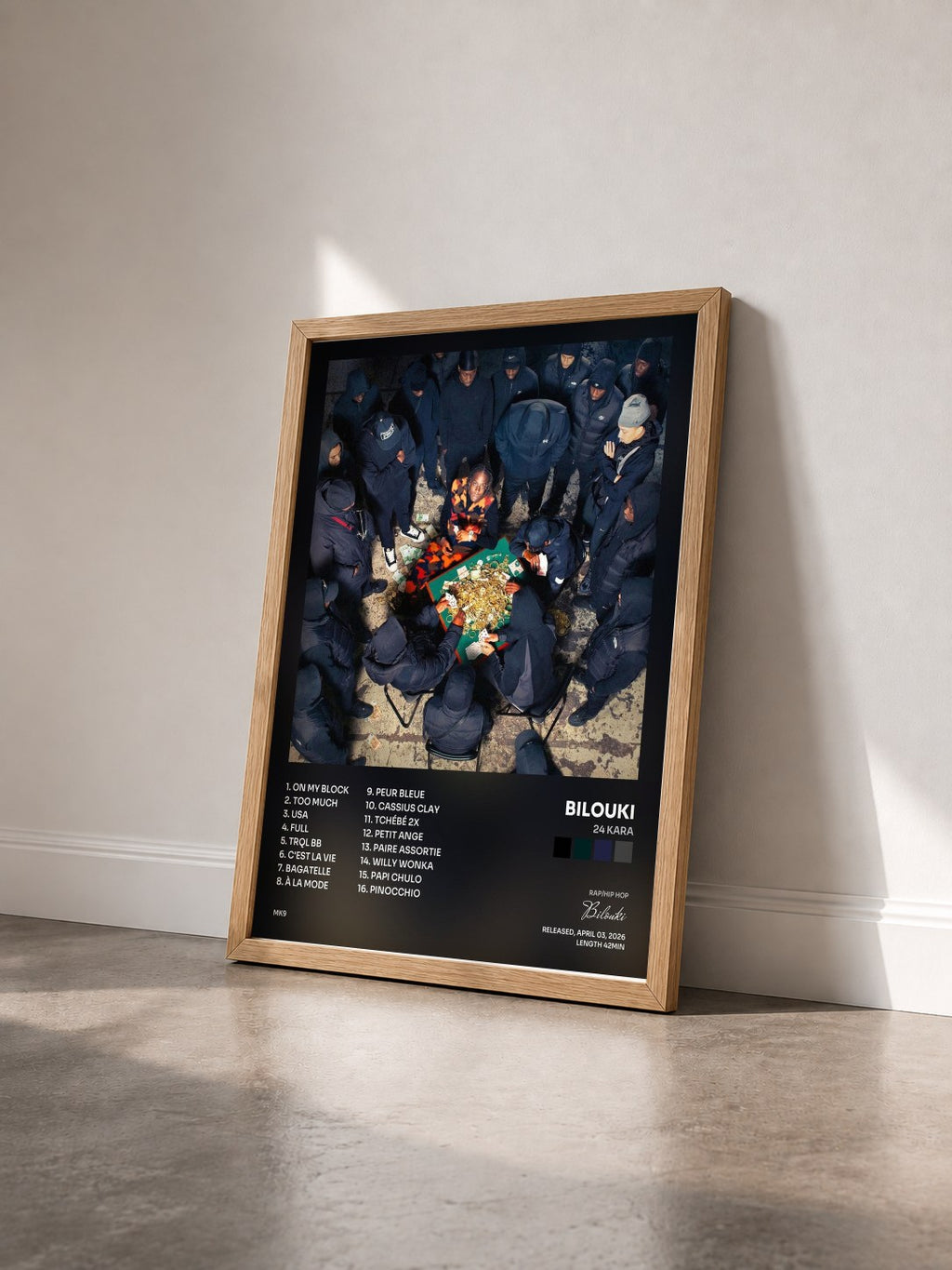 #bois Tableau de l'album 24 KARA de Bilouki vu de trois quarts, cadre en bois brut