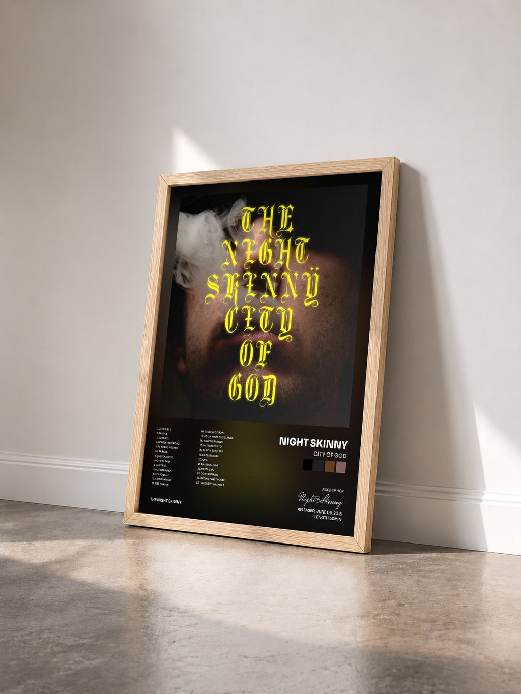 #bois Tableau de l'album City Of God de Night Skinny vu de trois quarts, cadre en bois brut
