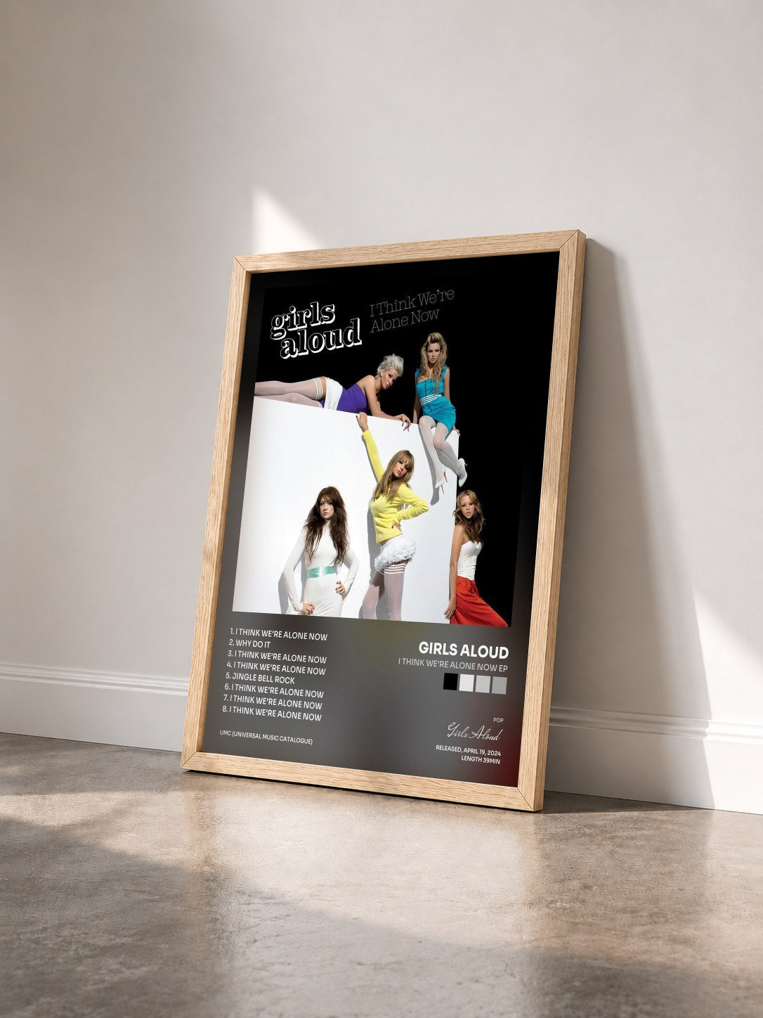#bois Tableau de l'album I Think We're Alone Now EP de Girls Aloud vu de trois quarts, cadre en bois brut