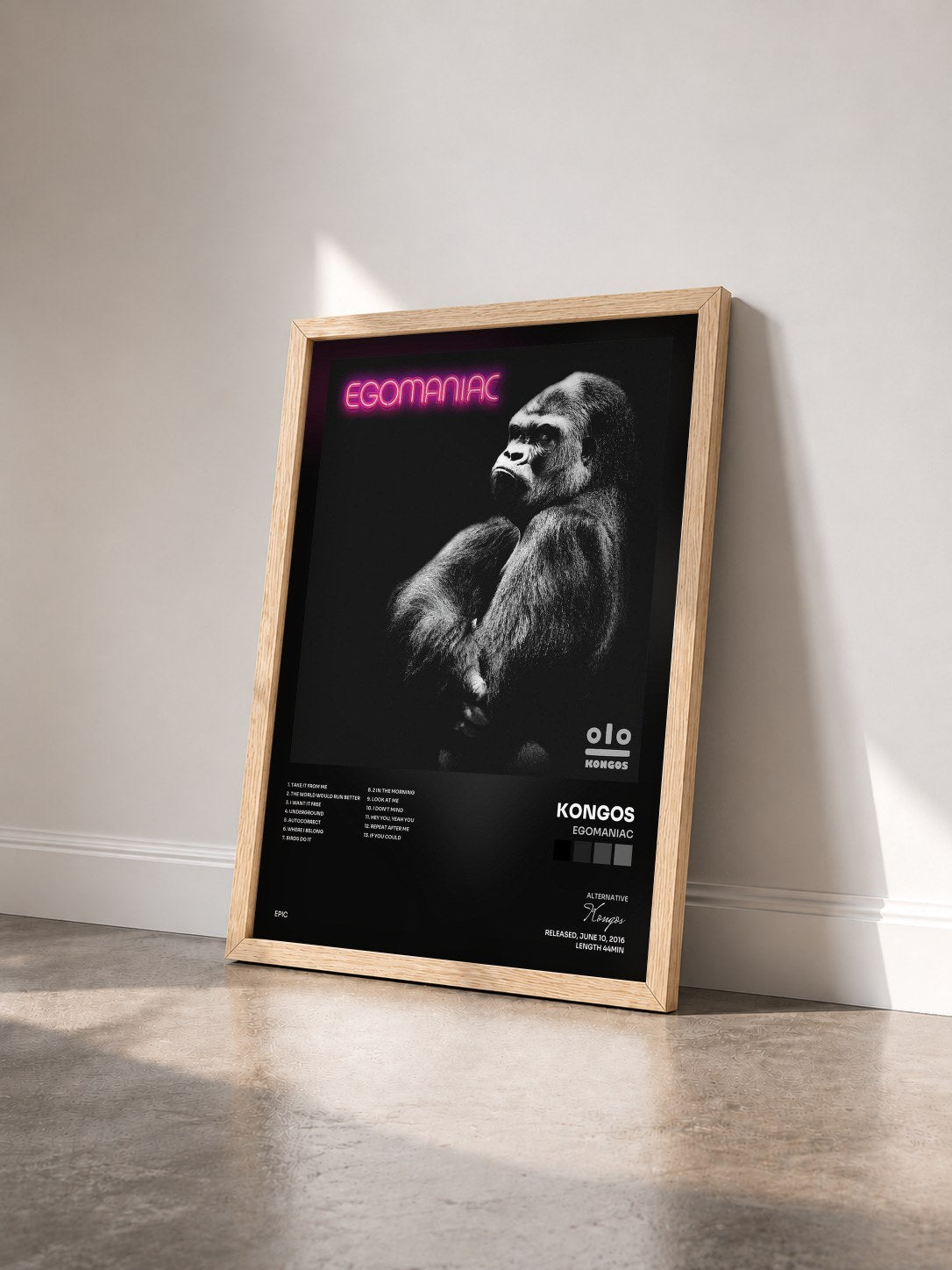 #bois Tableau de l'album Egomaniac de Kongos vu de trois quarts, cadre en bois brut