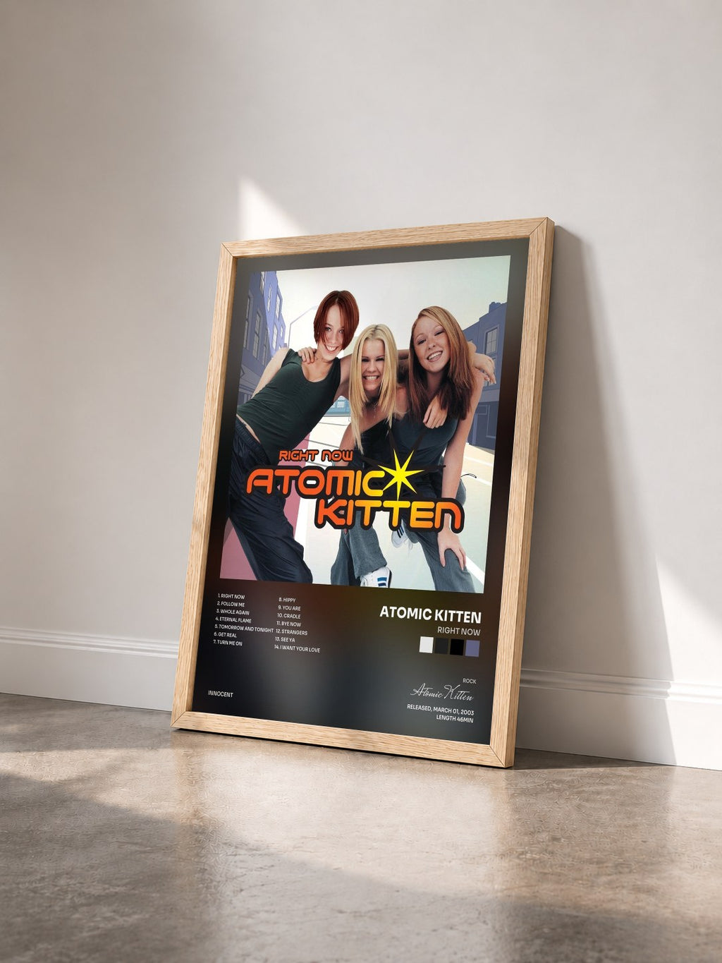 #bois Tableau de l'album Right Now de Atomic Kitten vu de trois quarts, cadre en bois brut