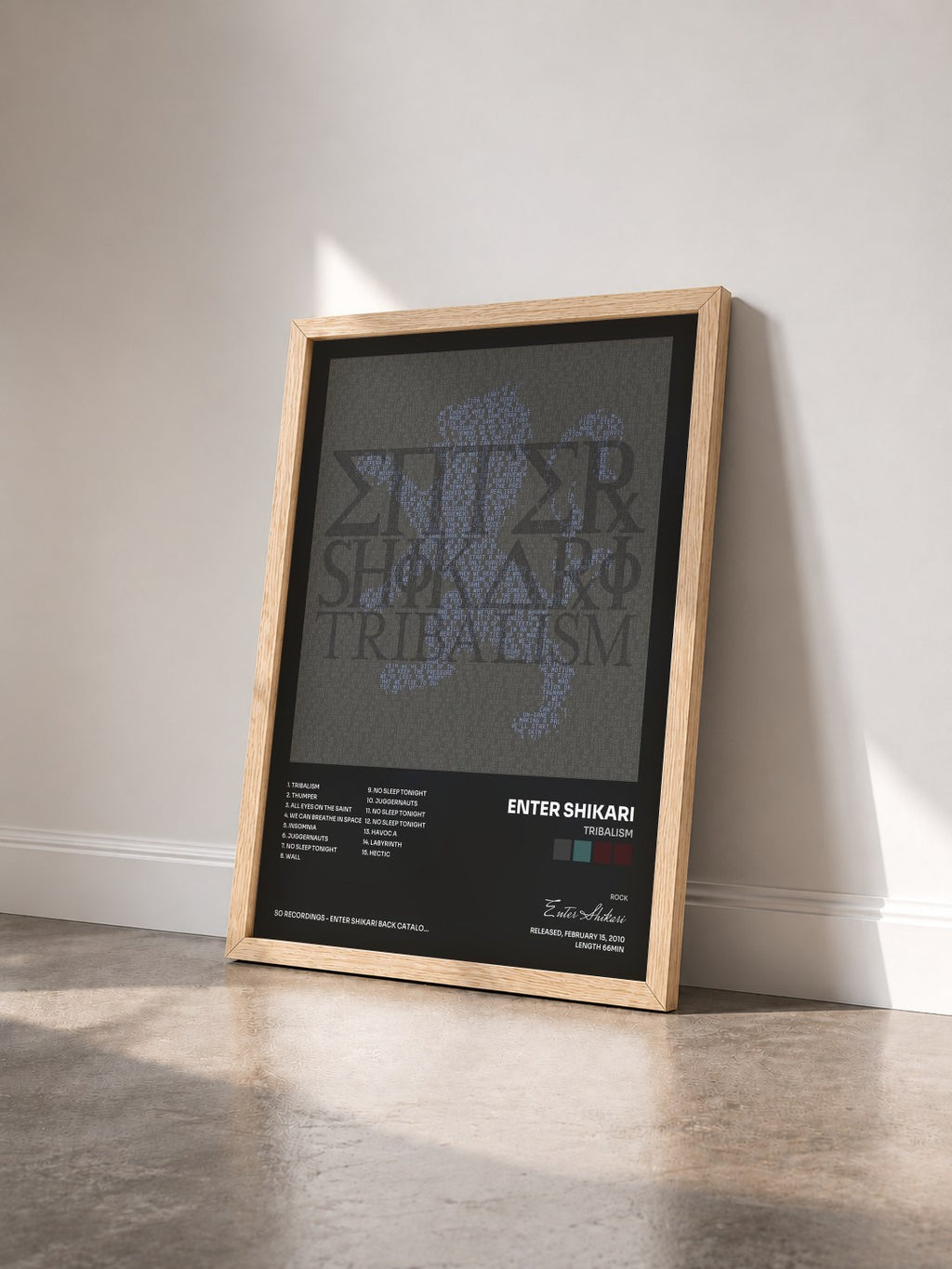 #bois Tableau de l'album Tribalism de Enter Shikari vu de trois quarts, cadre en bois brut