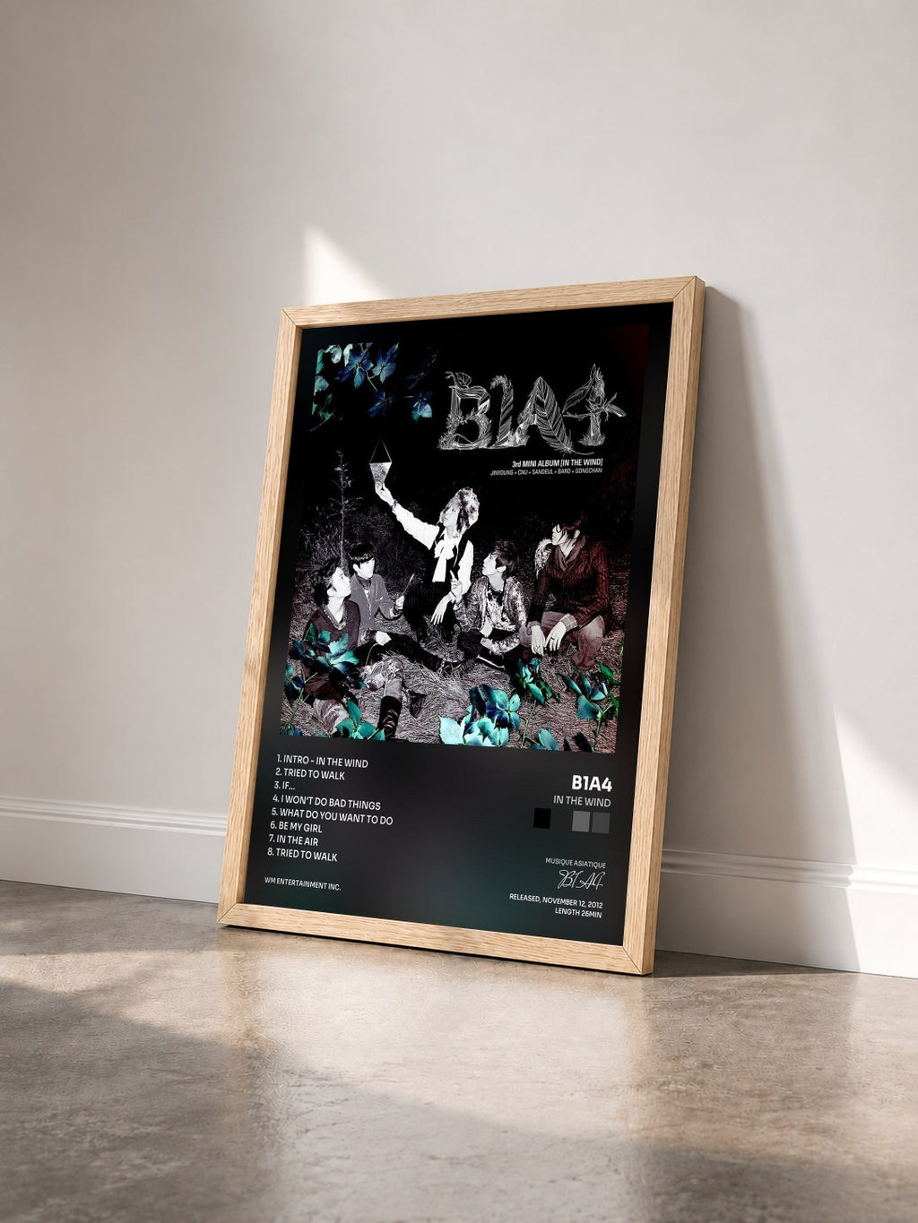 #bois Tableau de l'album IN THE WIND de B1A4 vu de trois quarts, cadre en bois brut