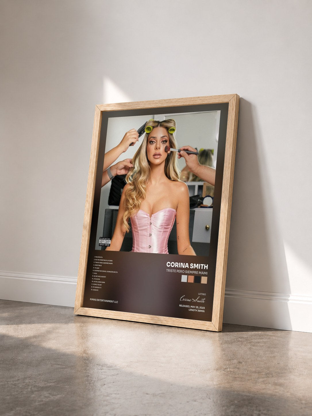 #bois Tableau de l'album triste pero siempre mami de Corina Smith vu de trois quarts, cadre en bois brut