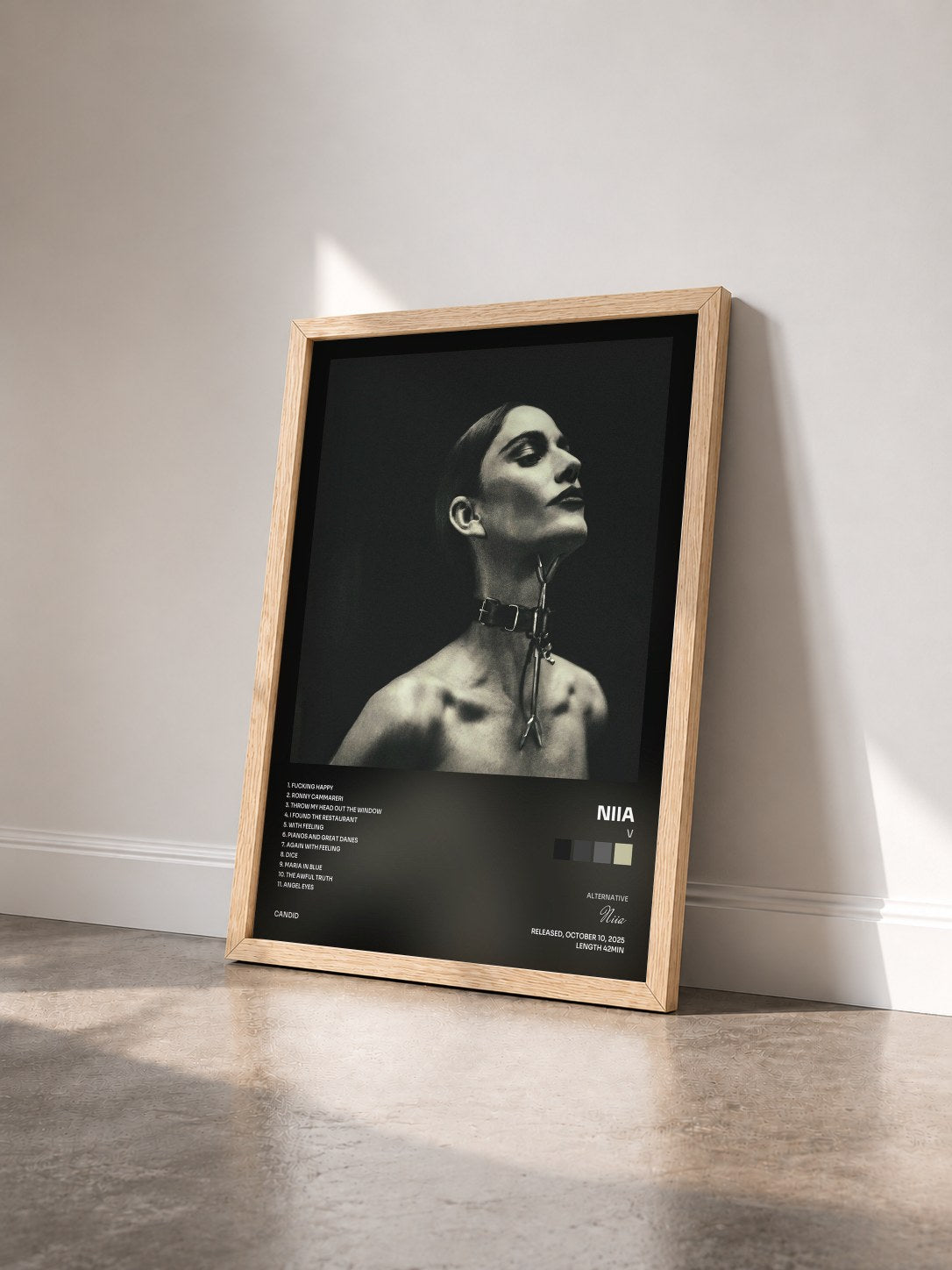 #bois Tableau de l'album V de Niia vu de trois quarts, cadre en bois brut