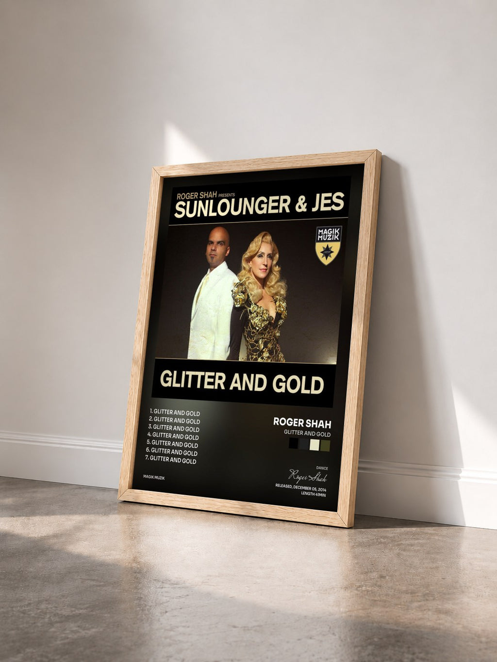 #bois Tableau de l'album Glitter and Gold de Roger Shah vu de trois quarts, cadre en bois brut