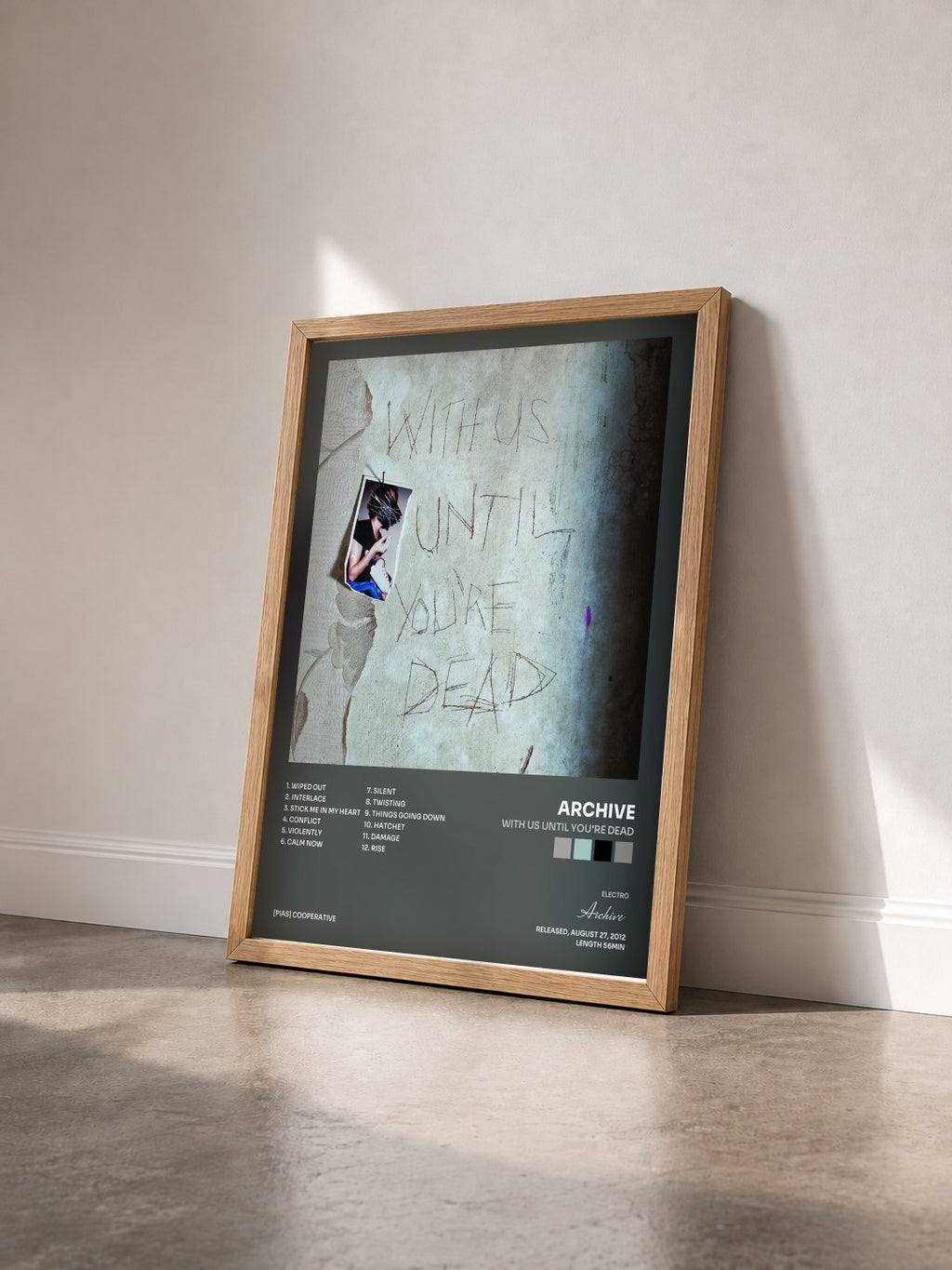 #bois Tableau de l'album With Us Until You're Dead de Archive vu de trois quarts, cadre en bois brut