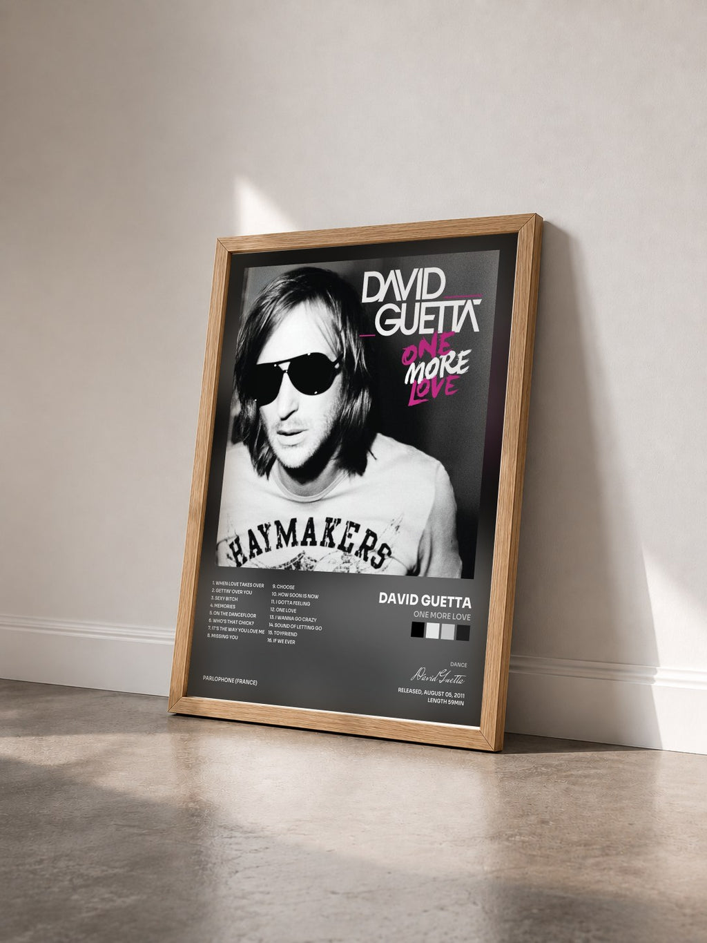 #bois Tableau de l'album One More Love de David Guetta vu de trois quarts, cadre en bois brut
