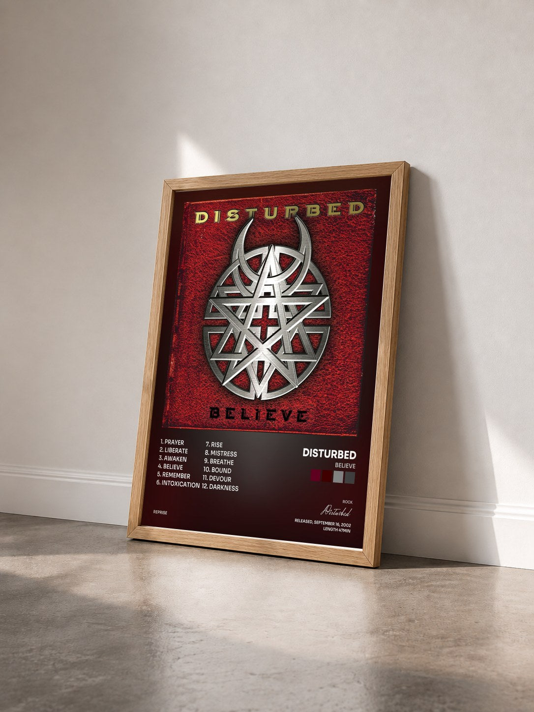 #bois Tableau de l'album Believe de Disturbed vu de trois quarts, cadre en bois brut