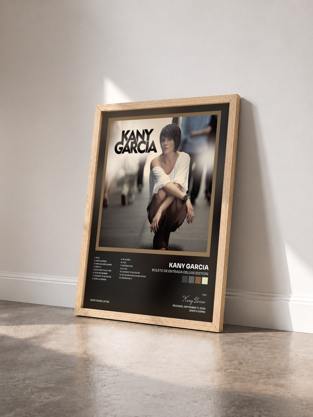 #bois Tableau de l'album Boleto De Entrada Deluxe Edition de Kany Garcia vu de trois quarts, cadre en bois brut