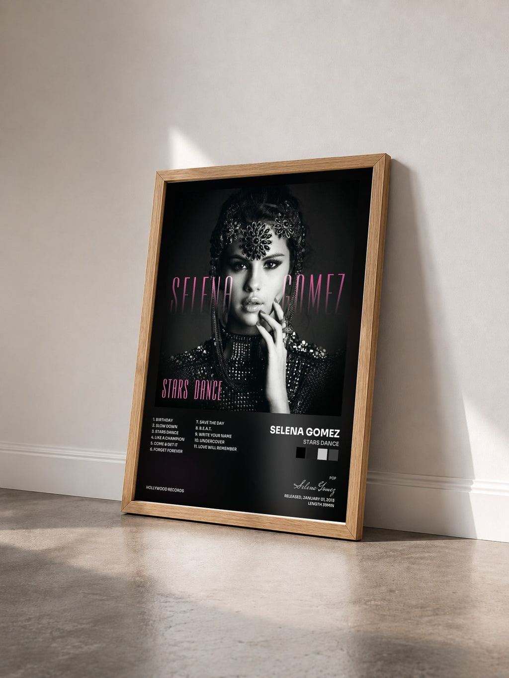 #bois Tableau de l'album Stars Dance de Selena Gomez vu de trois quarts, cadre en bois brut