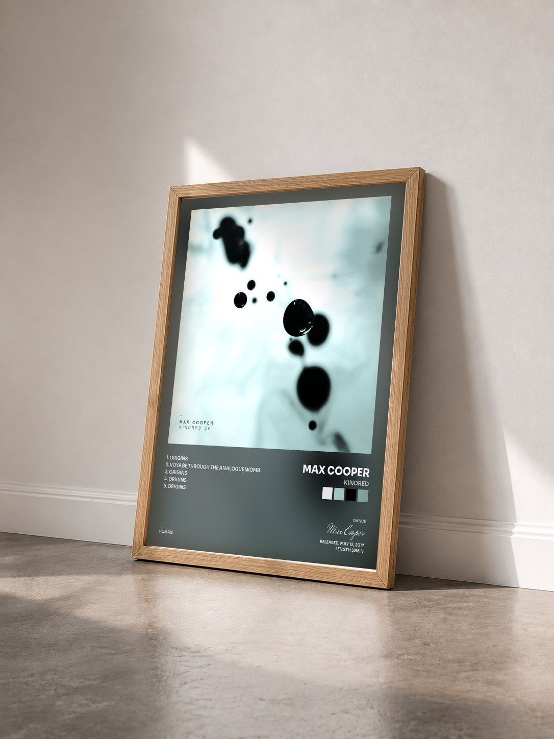 #bois Tableau de l'album Kindred de Max Cooper vu de trois quarts, cadre en bois brut