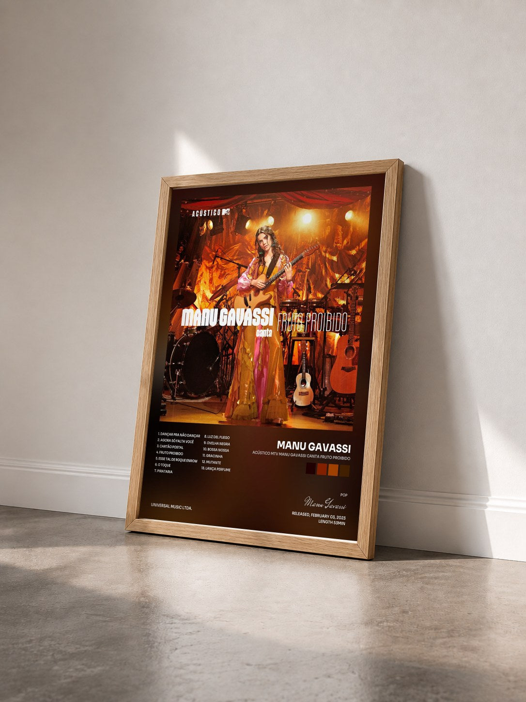 #bois Tableau de l'album Acústico MTV Manu Gavassi Canta Fruto Proibido de Manu Gavassi vu de trois quarts, cadre en bois brut
