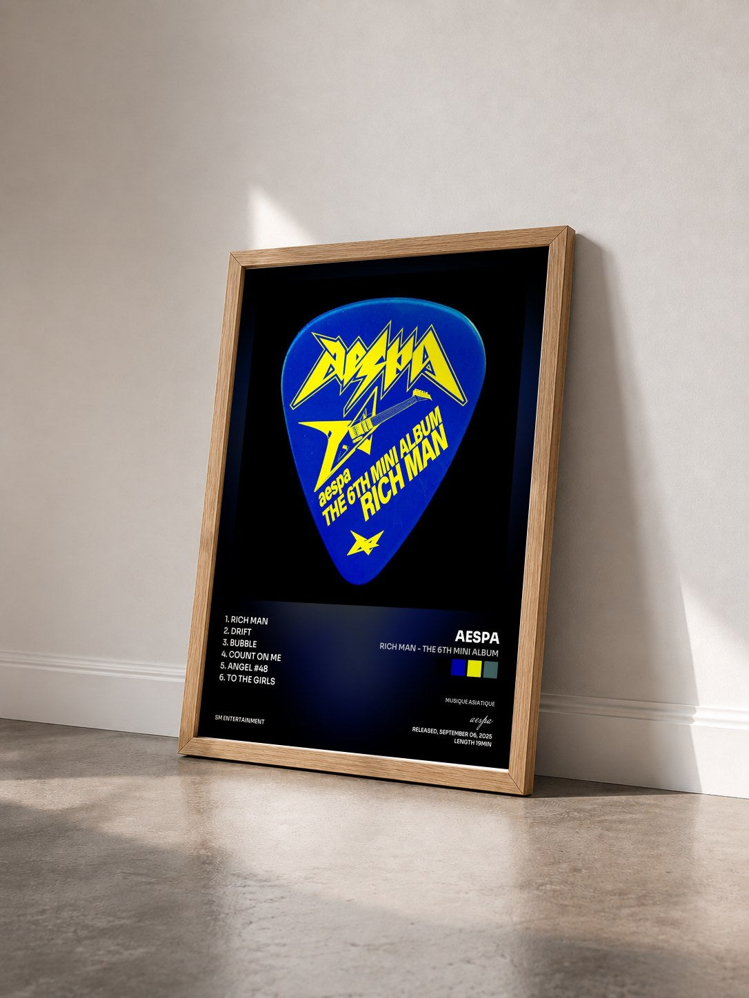 #bois Tableau de l'album Rich Man - The 6th Mini Album de aespa vu de trois quarts, cadre en bois brut
