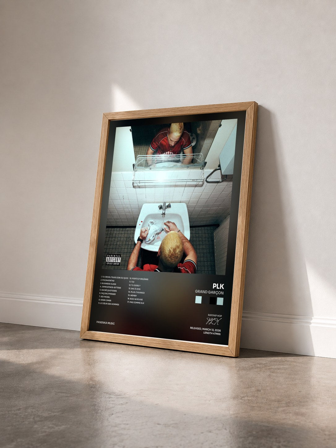 #bois Tableau de l'album Grand Garçon de PLK vu de trois quarts, cadre en bois brut