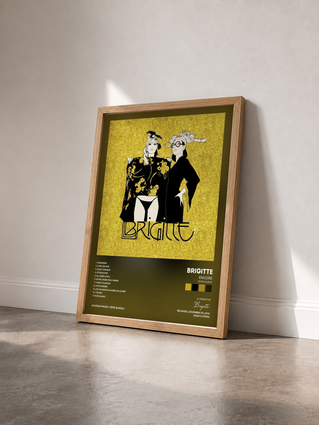 #bois Tableau de l'album Encore (Bonus Album) de Brigitte vu de trois quarts, cadre en bois brut