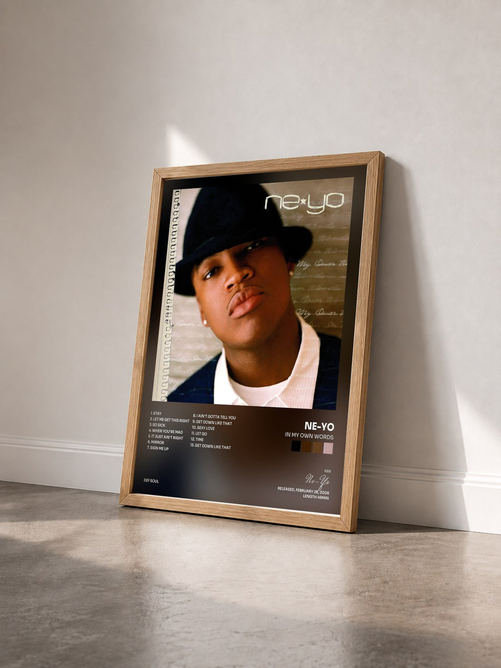 #bois Tableau de l'album In My Own Words (Deluxe 15th Anniversary Edition) de Ne-Yo vu de trois quarts, cadre en bois brut