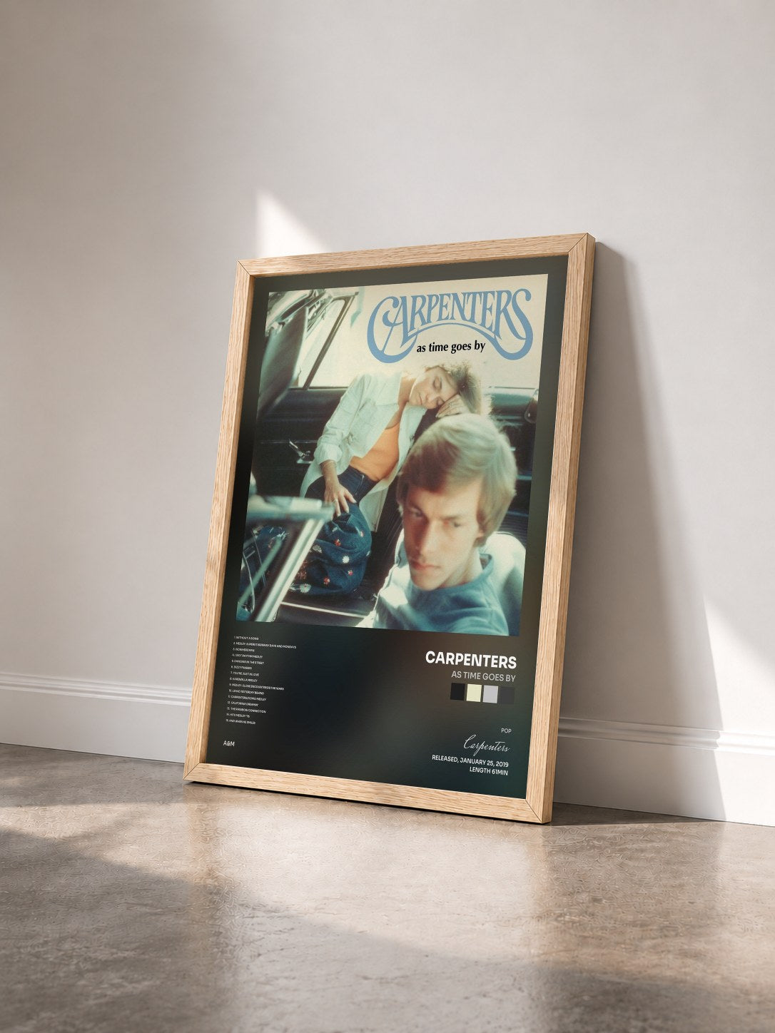 #bois Tableau de l'album As Time Goes By de Carpenters vu de trois quarts, cadre en bois brut