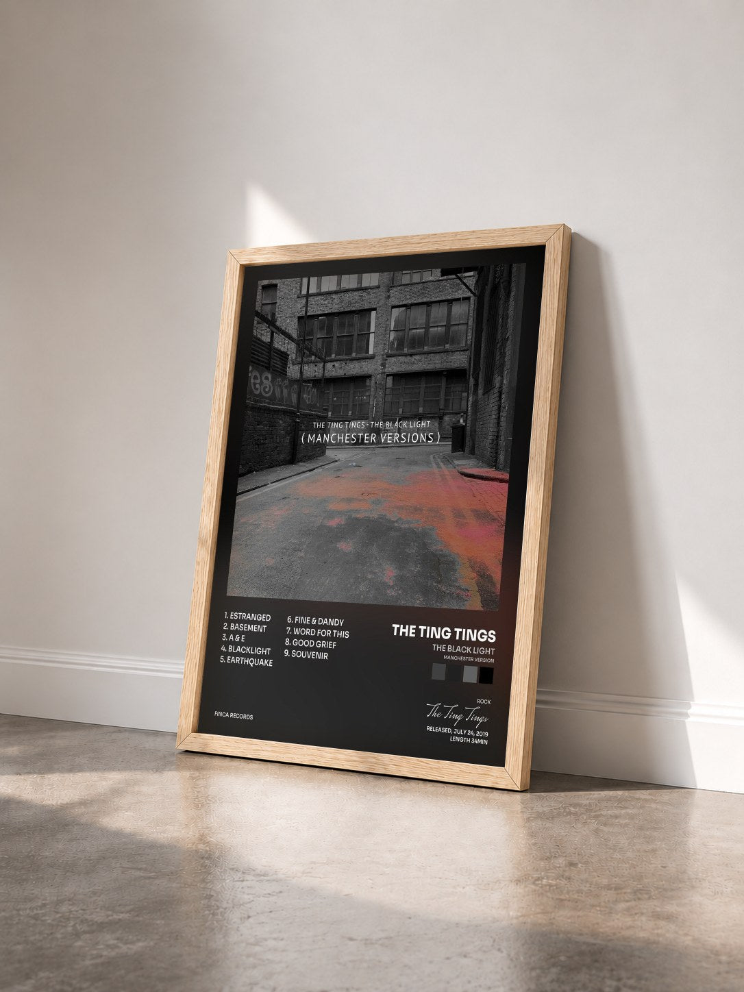 #bois Tableau de l'album The Black Light (Manchester Version) de The Ting Tings vu de trois quarts, cadre en bois brut