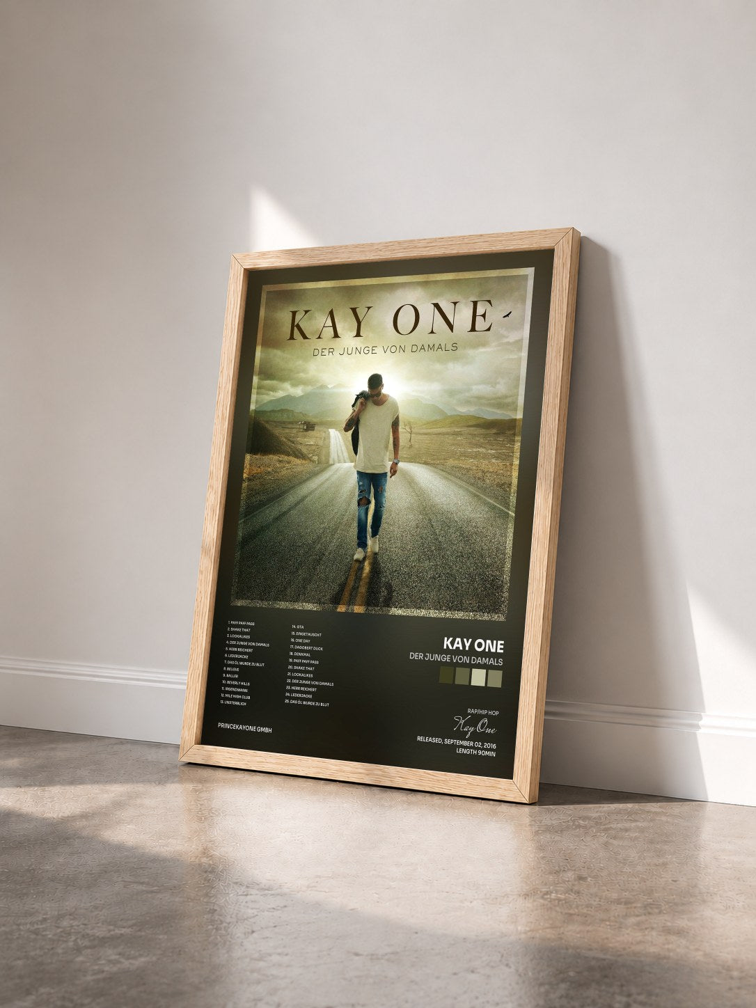 #bois Tableau de l'album Der Junge von damals de Kay One vu de trois quarts, cadre en bois brut